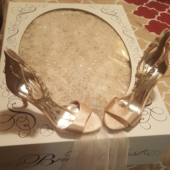 Mermaid Style Wedding Dress - Picture 2 of 5